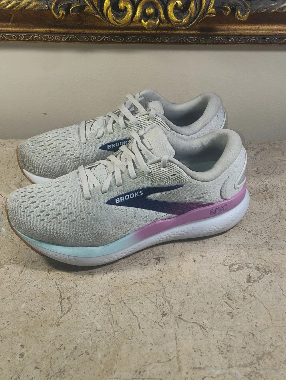 Brooks light gray